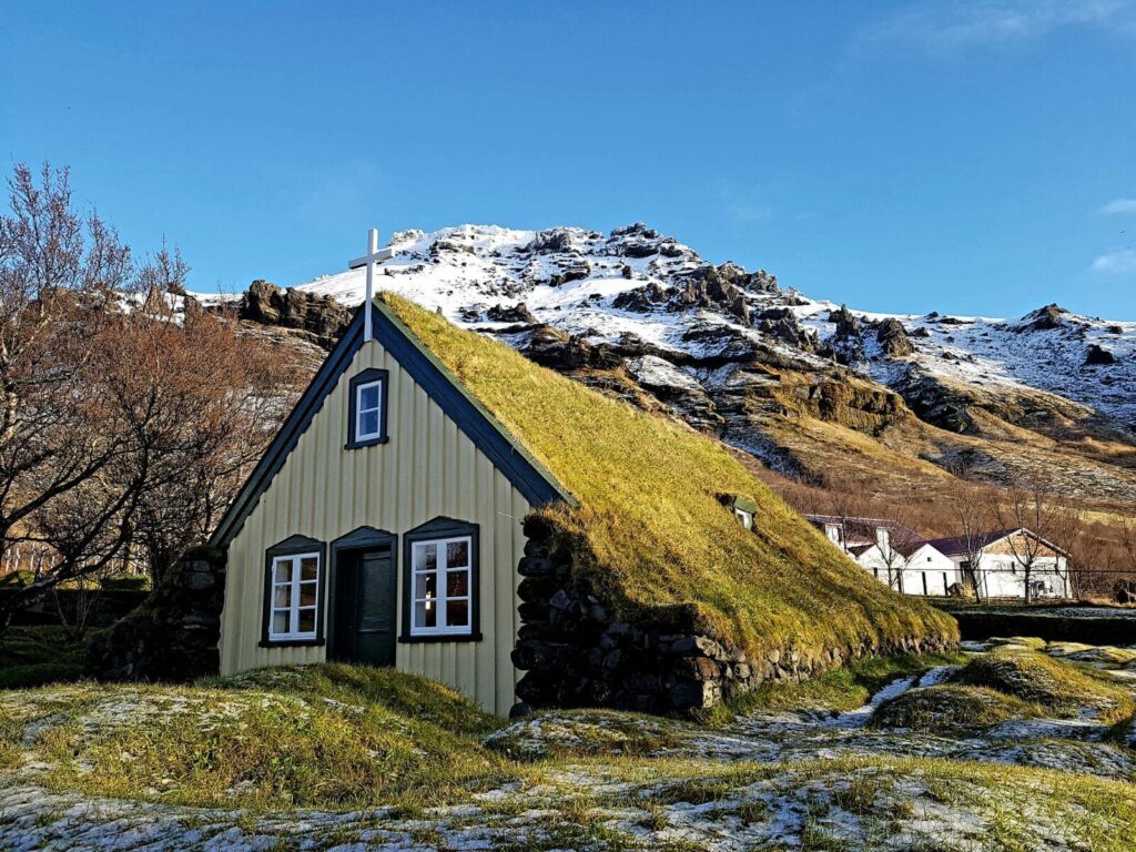 Hof y la iglesia cubierta de turba - Glaciar Jokulsarlón, Diamond Beach, Vík - Ruta por Islandia en 10 días (3)