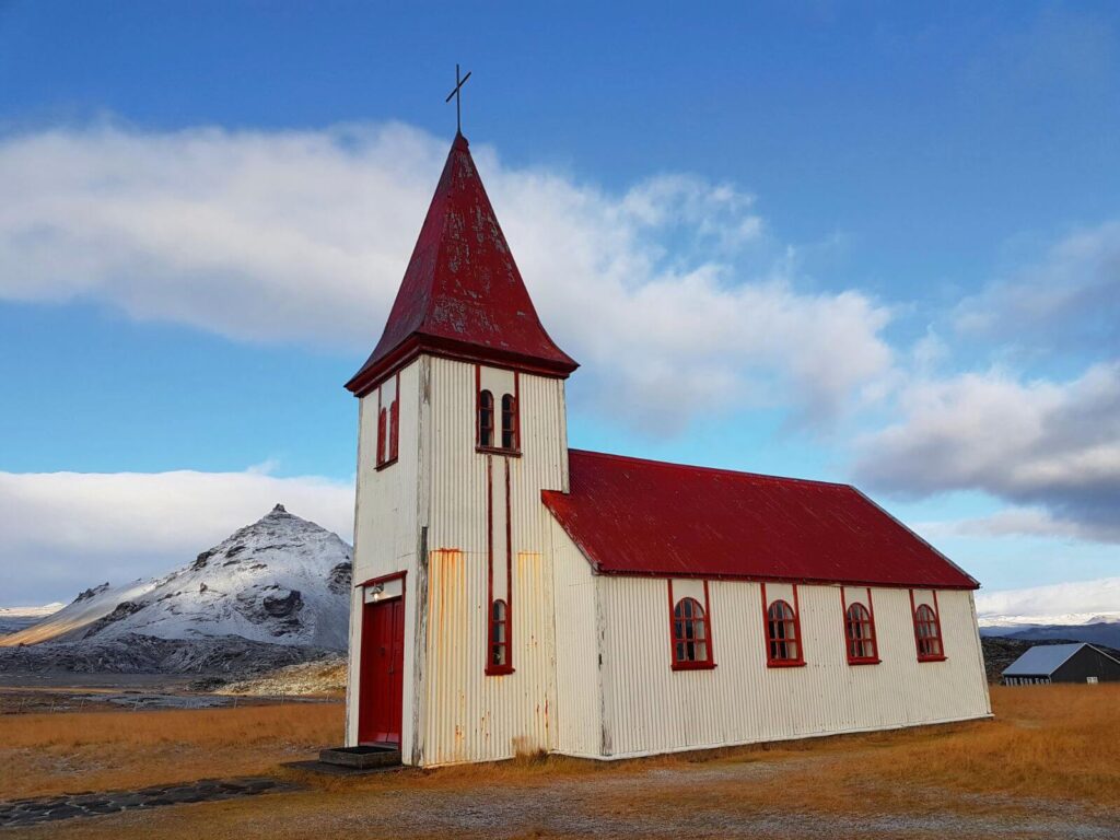 Hellnakirkja y el antiguo asentamiento de Hellnar - Península de Snæfellsnes desde Keflavik - Ruta por Islandia (4)