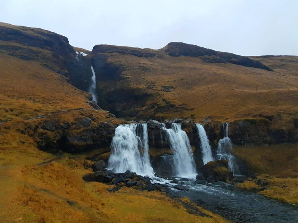 Gluggafoss, la cascada de las ventanas - Reynisfjara, la playa negra de Islandia - Ruta Día 7 de Vík a Reykholt (1)