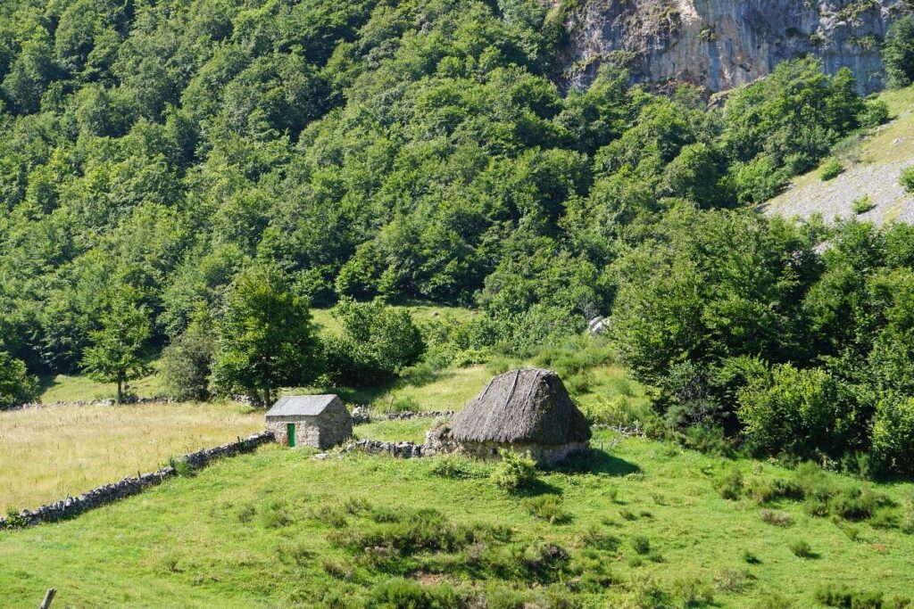 Rutas para ver las mejores brañas de la Cordillera Cantábrica en Somiedo