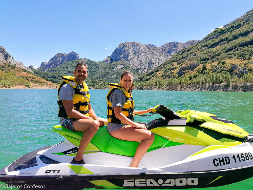 Motos de agua y paseo en barco en Riaño - Qué ver y qué hacer en los fiordos leoneses en verano (2)