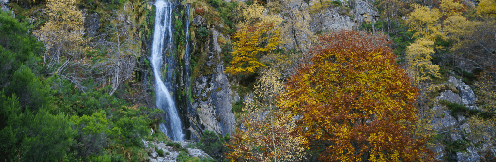 Ruta al Tabayón del Mongallu, cascada en el Paque de Redes, Asturias en otoño- Viajeros Confesos