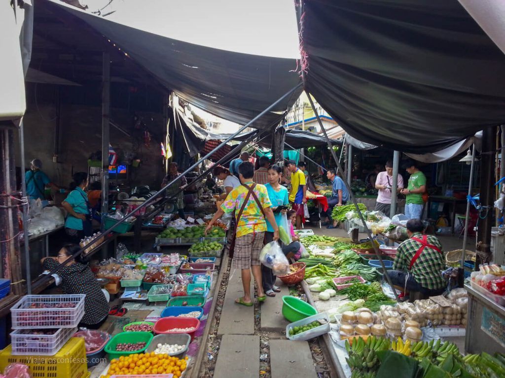 cosas que hacer cerca de Bangkok - mercado sobre las vías del tren Mae Klong (2)