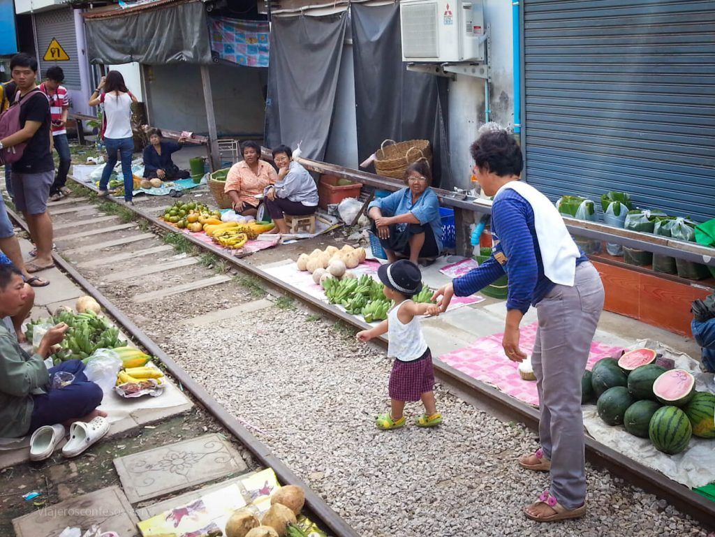 visita imperdible en Tailandia - mercado sobre las vías del tren Mae Klong (3)