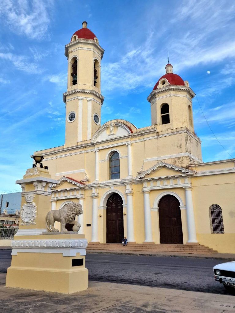 Catedral de Cienfuegos -Qué ver en Cienfuegos en 1 o 2 días - Guía para viajar a Cuba (6)